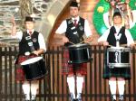 Skoti - st krojovanch bubenk z dudckho souboru Wick RBLS Pipe Band ze Skotska