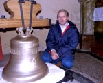 Petr Rudolf Manouek u novho zvonu, kter odlil v holandsk zvonrn. Jeho dlnu na Zbraslavi odnesla povode