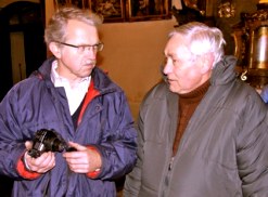 Vladimr Hlubek(vlevo) dkuje Petru Manoukovi za dopravu novch zvon